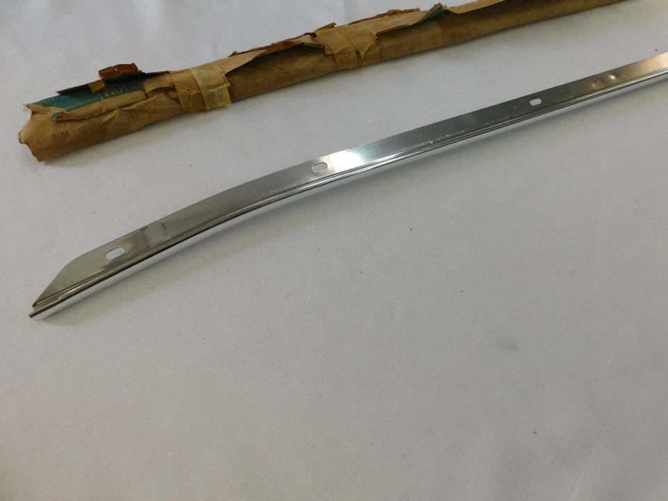 Nuevo de Lote Antiguo OEM GM 1976 1977 Vega Parrilla Inferior Moldura Borde Chevrolet Foto 2 de 4