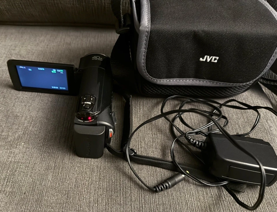 JVC HD Everio 40x Optical Zoom GZ-HM3OBU With Charger Cable Carrying Case - Image 4 of 4