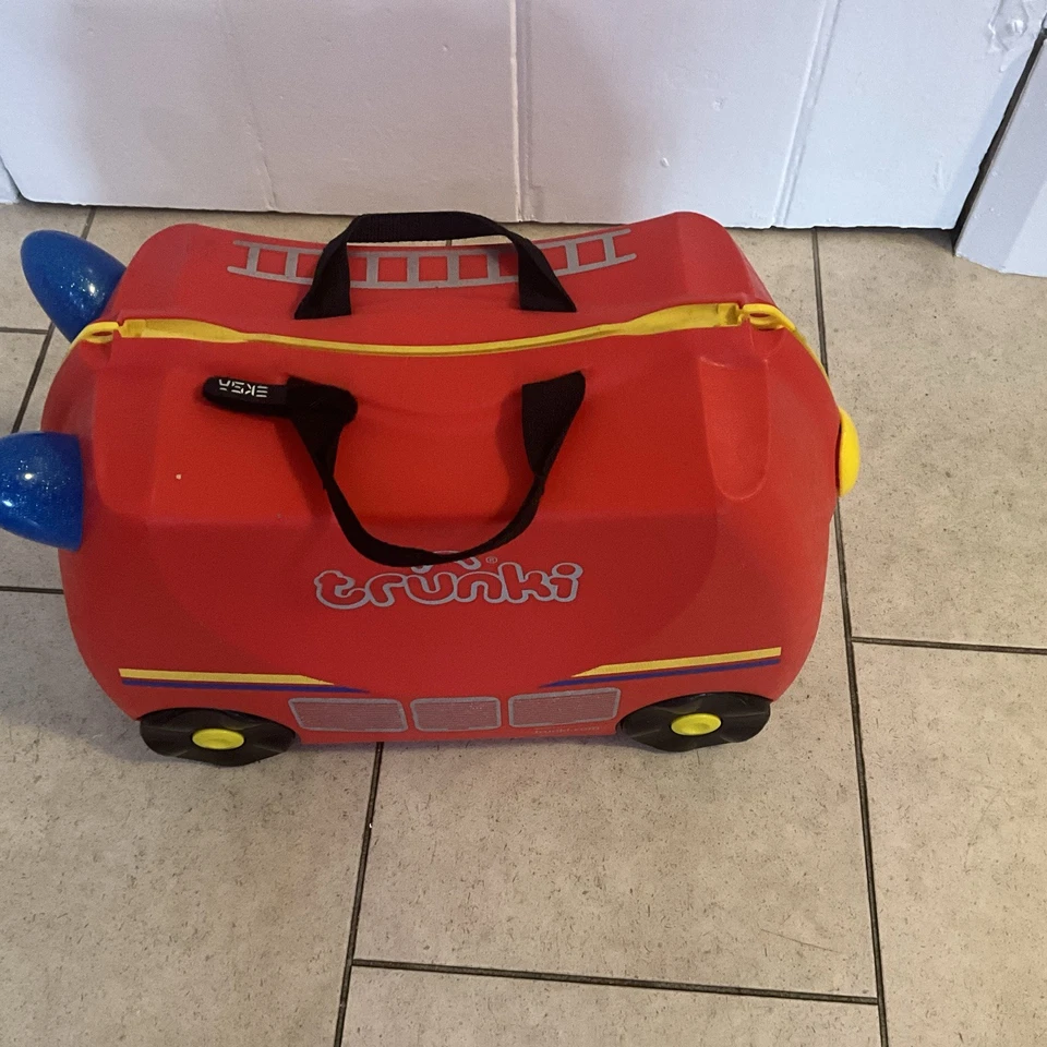 Maleta de bomberos Trunki para sentarse a montar para niños. Correa sin tirar Foto 2 de 3