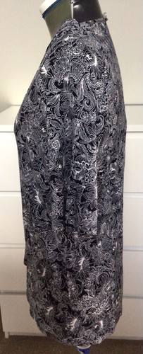 M&S Woman Ladies Navy & White Floral T-Shirt Top Size 14 Pin-tucks Short Sleeve - Picture 3 of 12