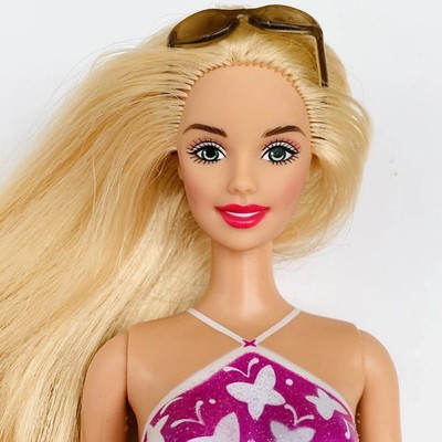 Atemberaubende blonde Strand Barbie Puppe mit blonden Haaren und grünen Augen