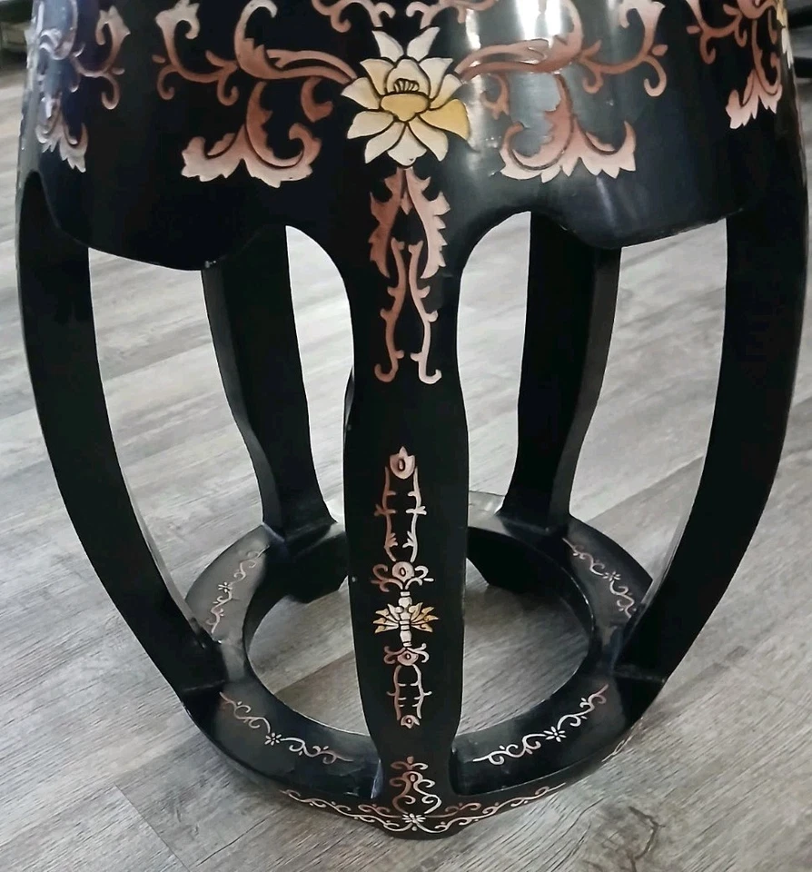 Soporte para plantas pedestal plano de madera vintage color negro con diseños tallados pintados Foto 4 de 4