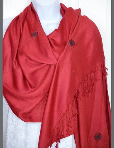 Chal liso de color rojo liso, estola, rayón envolvente con flecos de la India - Imagen 3 de 4