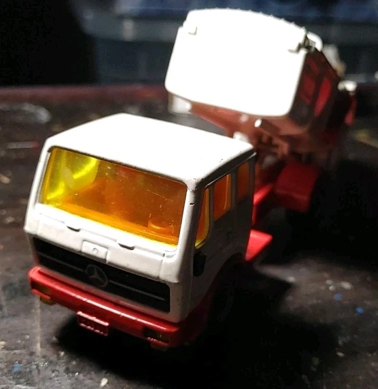 Siku Mercedes 2232 Garbage Refuse White/Red Truck - 1/55 Scale Diecast - Image 3 of 4