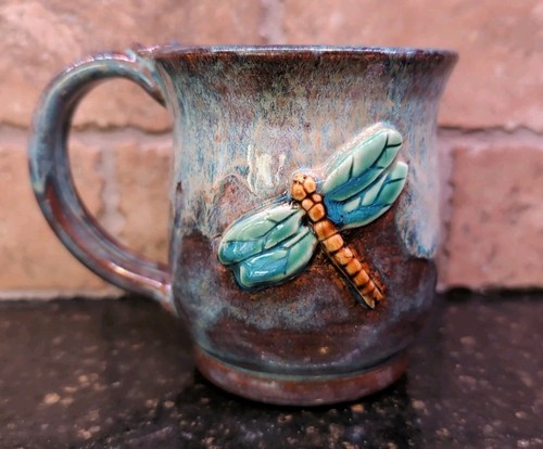 Künstler signierter Kunstkeramik Becher Libelle Motiv 12 Unzen mit Griff EUC - Bild 2 von 4