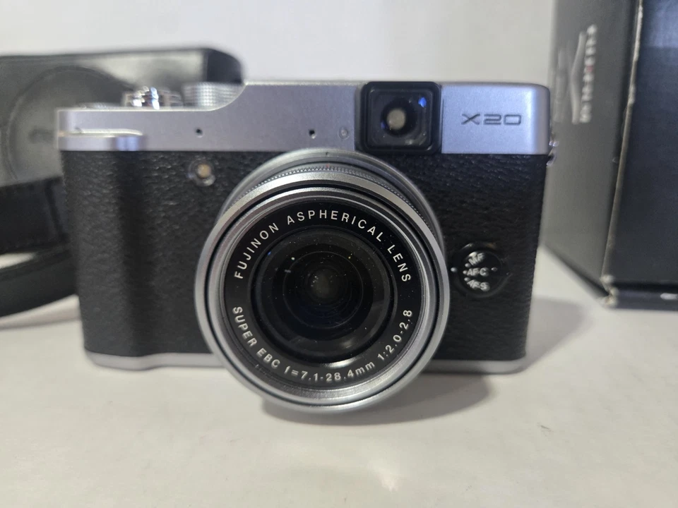Fujifilm X Series X20 12.0MP Digital Camera Silver With Box Strap Battery - Image 2 of 4