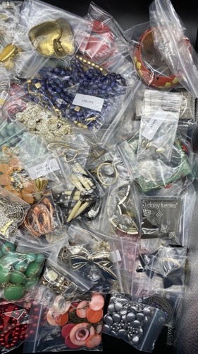 Mixed Jewelry Lot- ALL WEARABLE - Some Signed - 100 Pieces - Bagged (Lot #K-260) - Picture 6 of 11