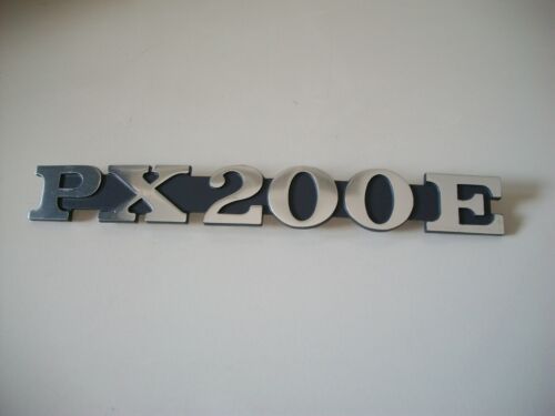 Targhetta "PX 200 E" Cofano Vespa PX 200 2 pioli 162x20 mm 1195641 - Afbeelding 1 van 1