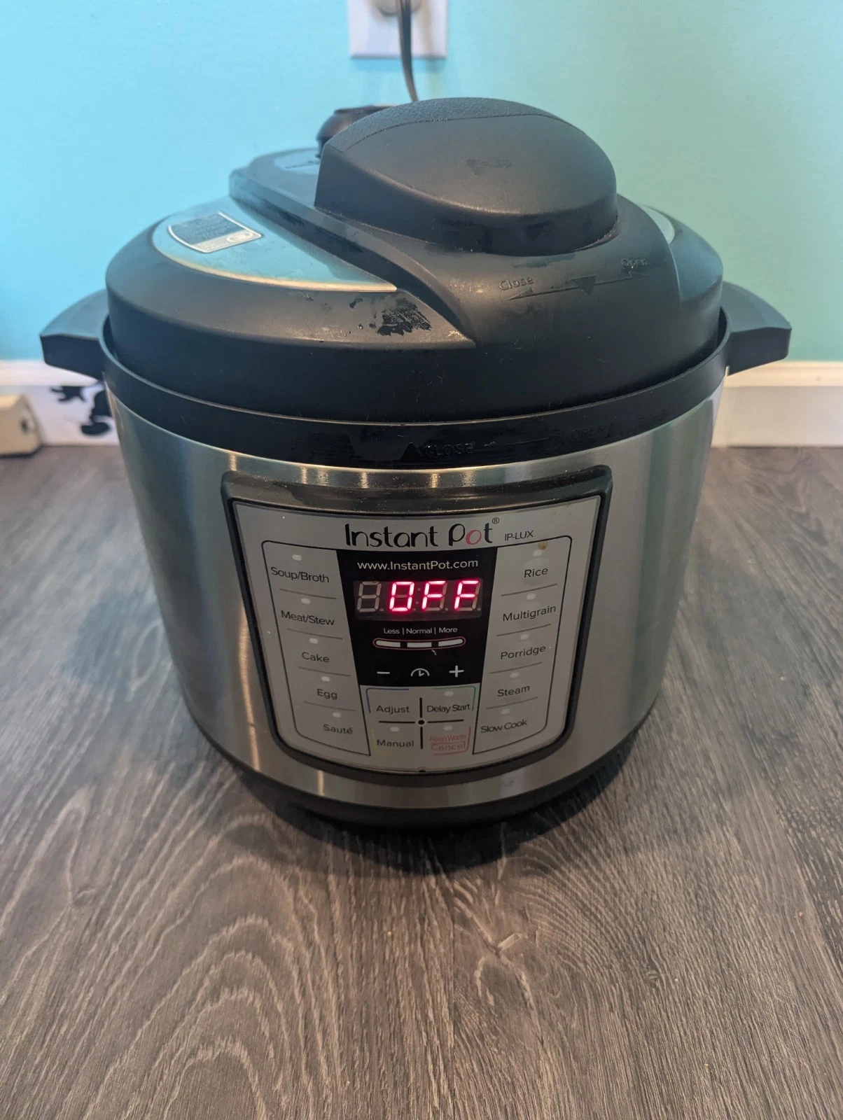 Instant Pot IP-LUX80- 8 Qt 6-in-1 Multi-Use Programmable Pressure Cooker - Works