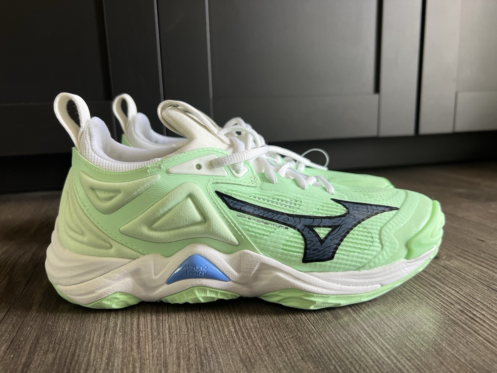 Mizuno Wave Momentum 3 Volleyball Shoes / Women&rsquo;s size 7
