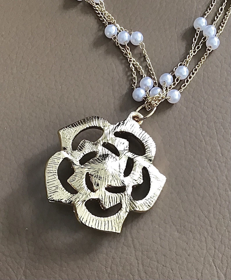 3 reihige Luxus Halskette mit Kamelie Strass und Perlenimitaten French Style🎀 - Bild 4 von 4