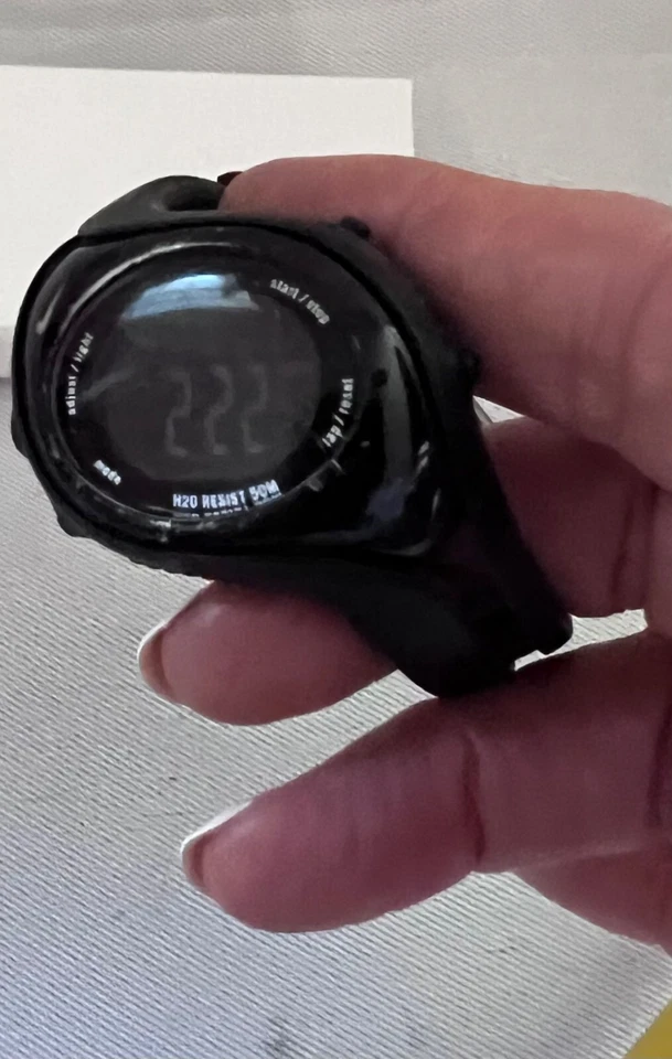 Цифровые спортивные часы Nike с черным силиконовым ремешком и металлической пряжкой - Изображение 3 из 4