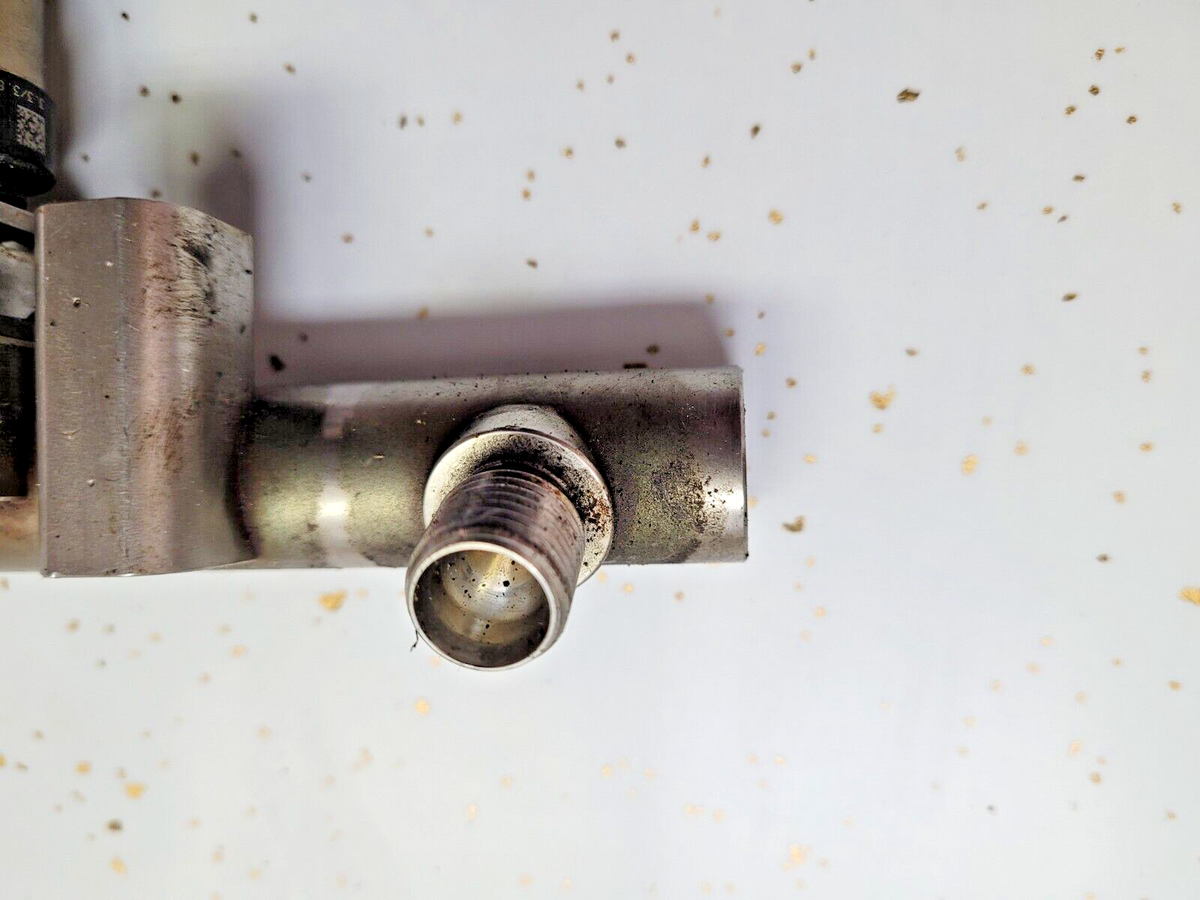 HYUNDAI GENESIS COUPE FUEL RAIL WITH INJECTORS USED