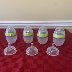 COMOTOMO 5 Ounce Baby Bottles and Lids (Lot of 4) & 3 Extra Nipples