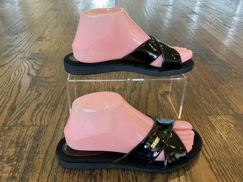 Sandálias Cole Haan couro envernizado preto alça cruzada grande. Slides femininos OS 7 B - Imagem 3 de 4