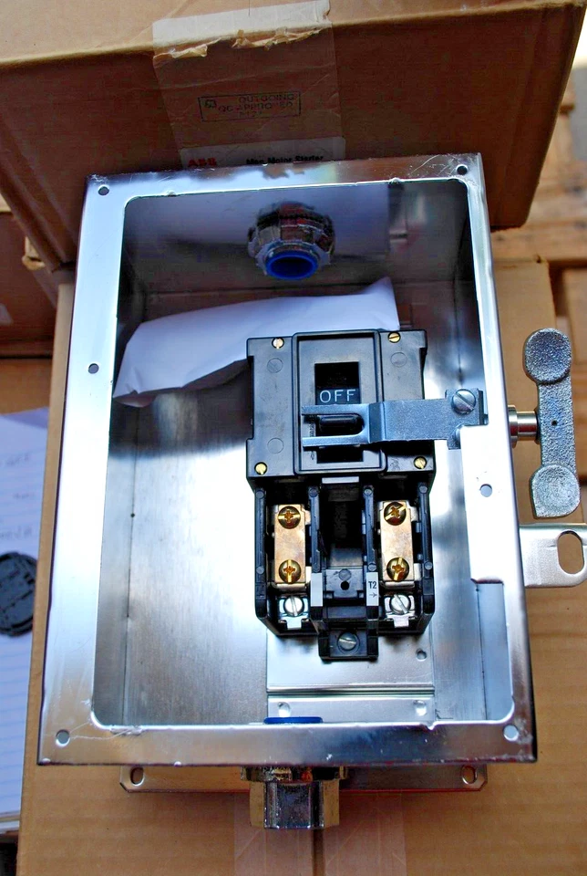 Arrancador manual ABB acero inoxidable NEMA 1,2,3,4,4X,12&13 CR1062T2BAT4000 GE Foto 3 de 4