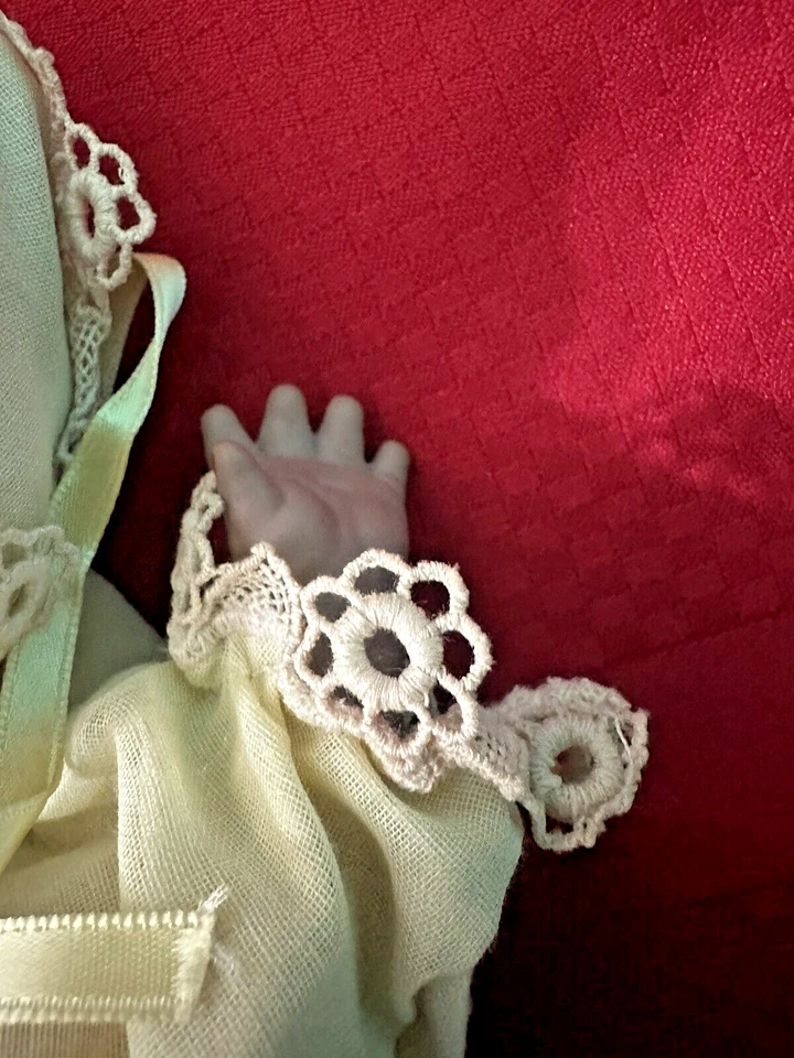 Muñeca bebé musical para dormir de porcelana y tela de colección artista de 10" muy rara Foto 3 de 4
