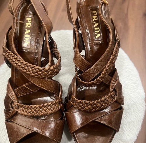 zapatos de tacón prada color marron talla 8 1/2 horma pequeña