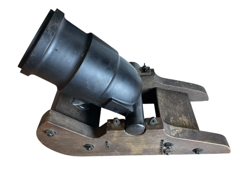 Enorme cañón de mortero de metal vintage sobre base de madera con 6 bolas de cañón Foto 3 de 4