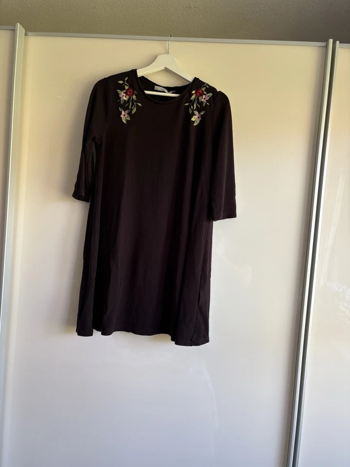 Kleid mit hübscher Blumenstickerei, 3/4-Arm, schwarz, C&A - Bild 2 von 4