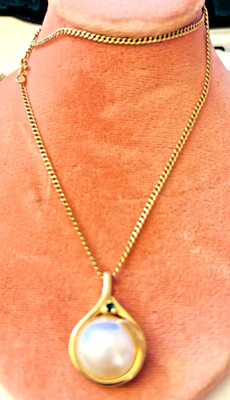 VINTAGE MOBE PEARL 14 KARAT GOLD PENDANT w EMERALD ACCENT on 14 K CHAIN 8.2 GM