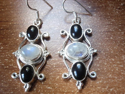 Ohrringe schwarzer Onyx & Mondstein Cabochon drei Edelsteine 925 Sterling Silber 