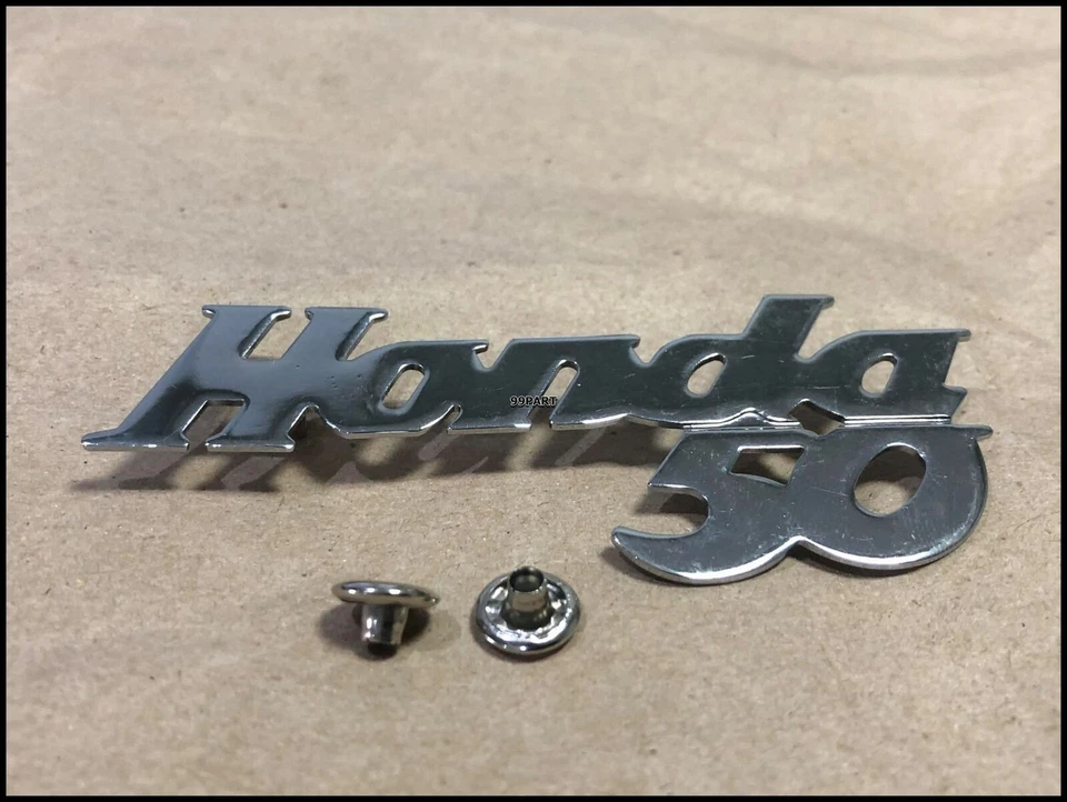 Honda 50 C100 CA100 C102 CA102 C50 emblema protector de pierna CUBIERTA DELANTERA protector de pierna NUEVO Foto 3 de 3