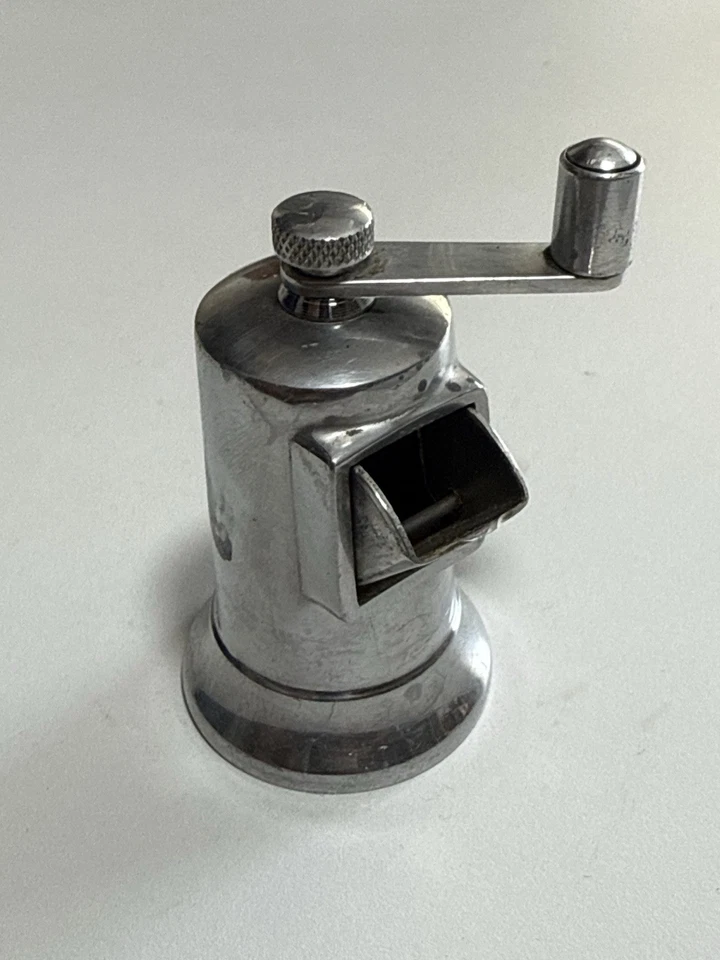 Molinillo molinillo vintage Perfex France de 3,5 pulgadas de especias fundidas sólidas sal pimienta en muy buen estado Foto 2 de 4