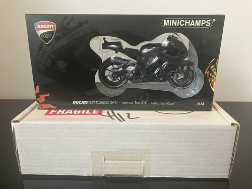 Minichamps Valentino Rossi Ducati 2010 Valencia Test Bike + Figure - Picture 2 of 13
