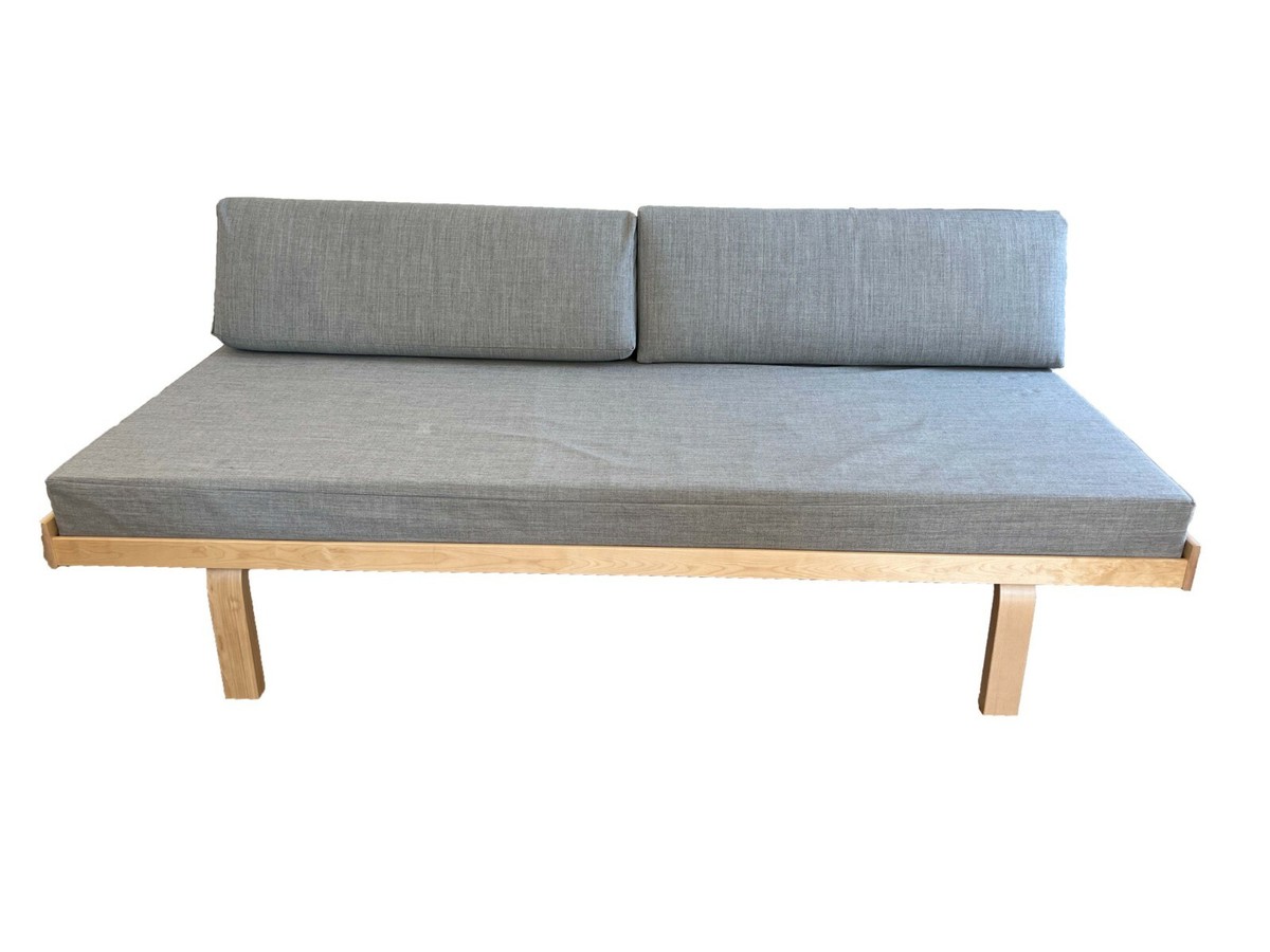 great condition Artek Alvar Aalto Daybed 710 in grey fabric