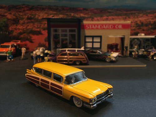 1:64 Hot Wheels LE 1959 59 Cadillac Eldorado Hearse Woody Surf Wagon Yellow - Picture 2 of 7