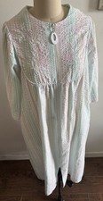 Vtg. Miss Elaine House Coat Seersucker L Embroidered Flowers Pastel Oval Pull