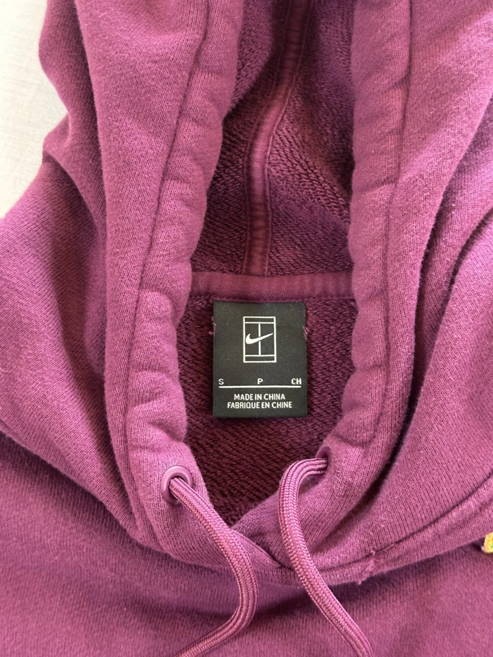 Sudadera con Capucha Nike Para Mujer Pequeña Cancha de Tenis Centro Swoosh Logo Rojo Granate Sudadera Foto 3 de 4