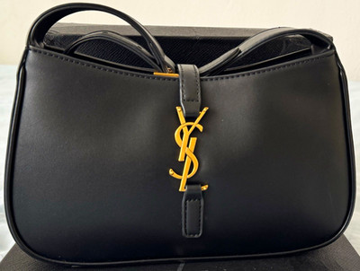 Saint Laurent Schultertasche klein Schwarz Leder goldfarbenes YSL-Logo Magnet