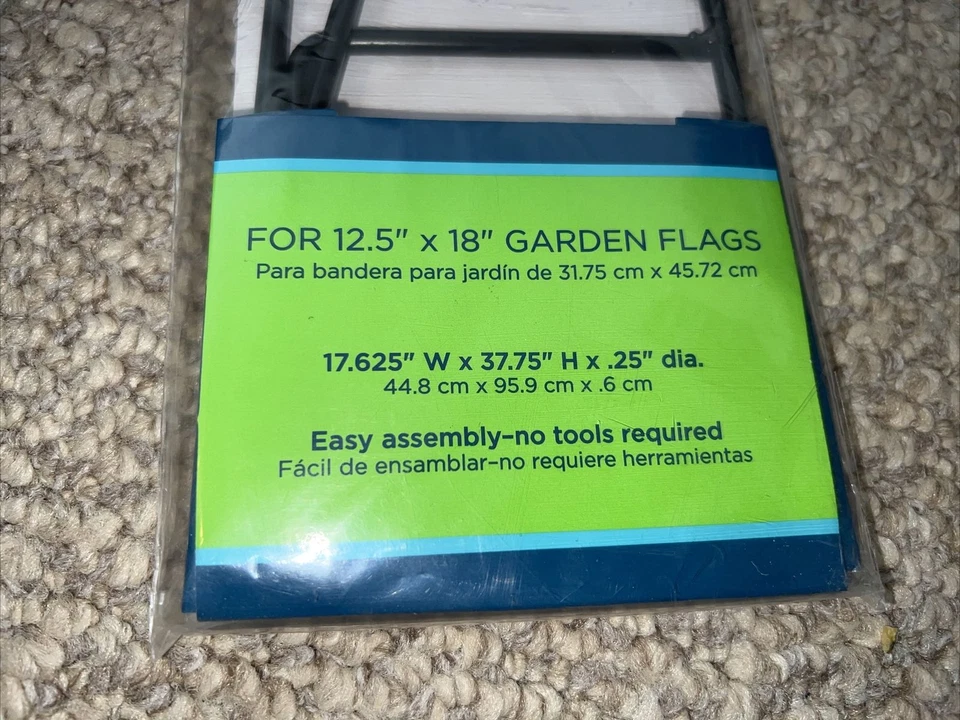 Lote de 2 postes de bandera de jardín de metal de Wincraft | 18"x 38” | Fácil montaje sin herramientas Foto 3 de 4