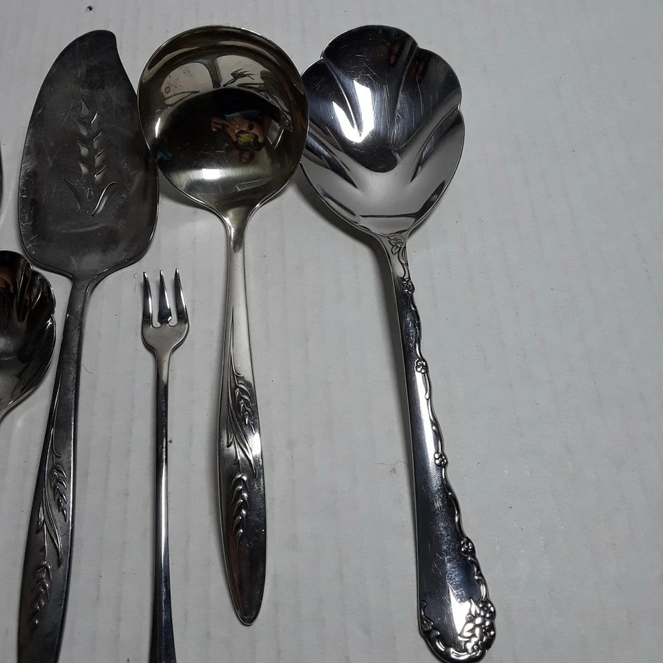 Lot of 7 Community Plate Wheat Pattern and Oneida Flatware Serving Pieces  - Image 4 of 4