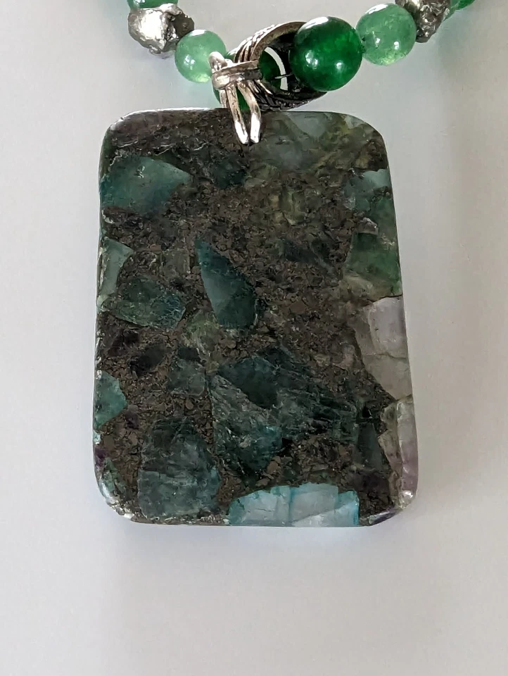 Colgante de pirita y malaquita con collar de cuentas de pirita, jade y plata. 21" Foto 4 de 4