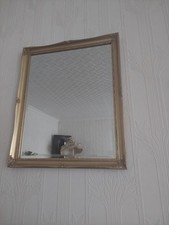 Miroir mural rectangulaire encadré doré environ 21" par 18'
