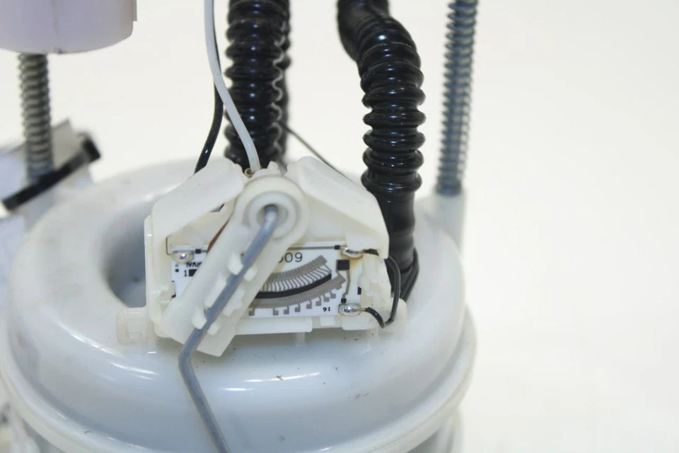 2015-2021 Jeep Renegade Sport 2.4L FWD Fuel Pump Assembly 52029625AA OEM - Image 4 of 4