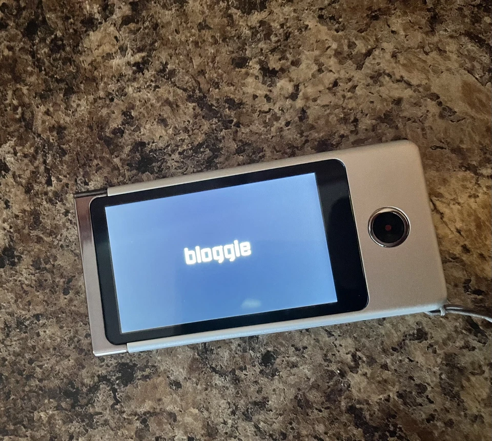 NEW - Sony Bloggie Touch MHS-TS10 2 Hour HD 4GB Camcorder - SILVER 027242808416 - Image 3 of 4