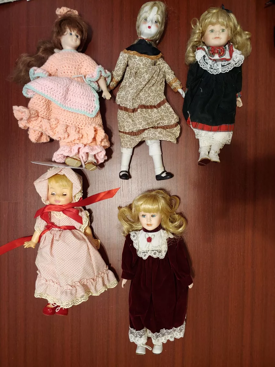 5 old Dolls
