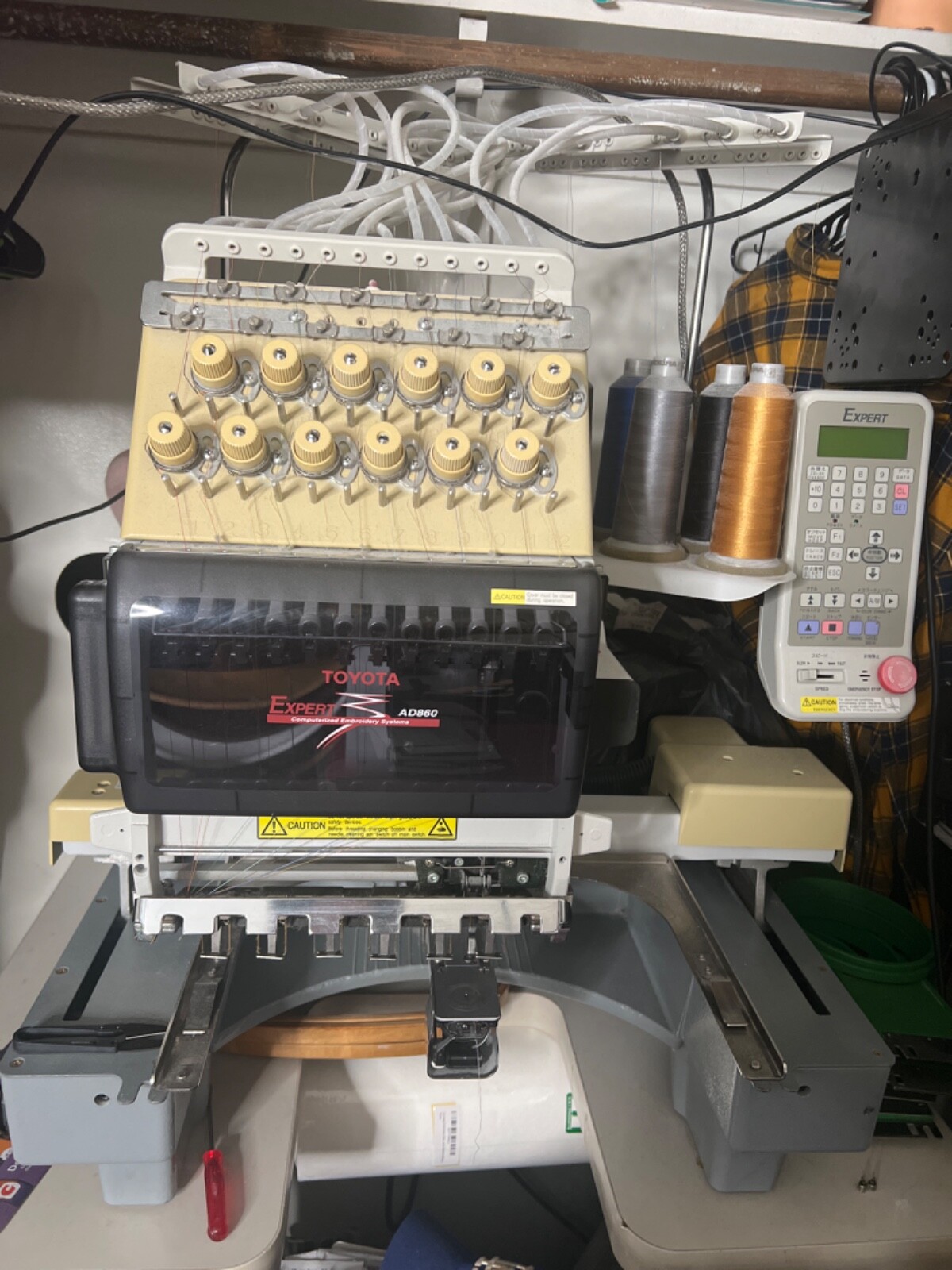 &nbsp;Toyota Expert AD860 ESP commercial embroidery machine w/ hoops & HAT attachment