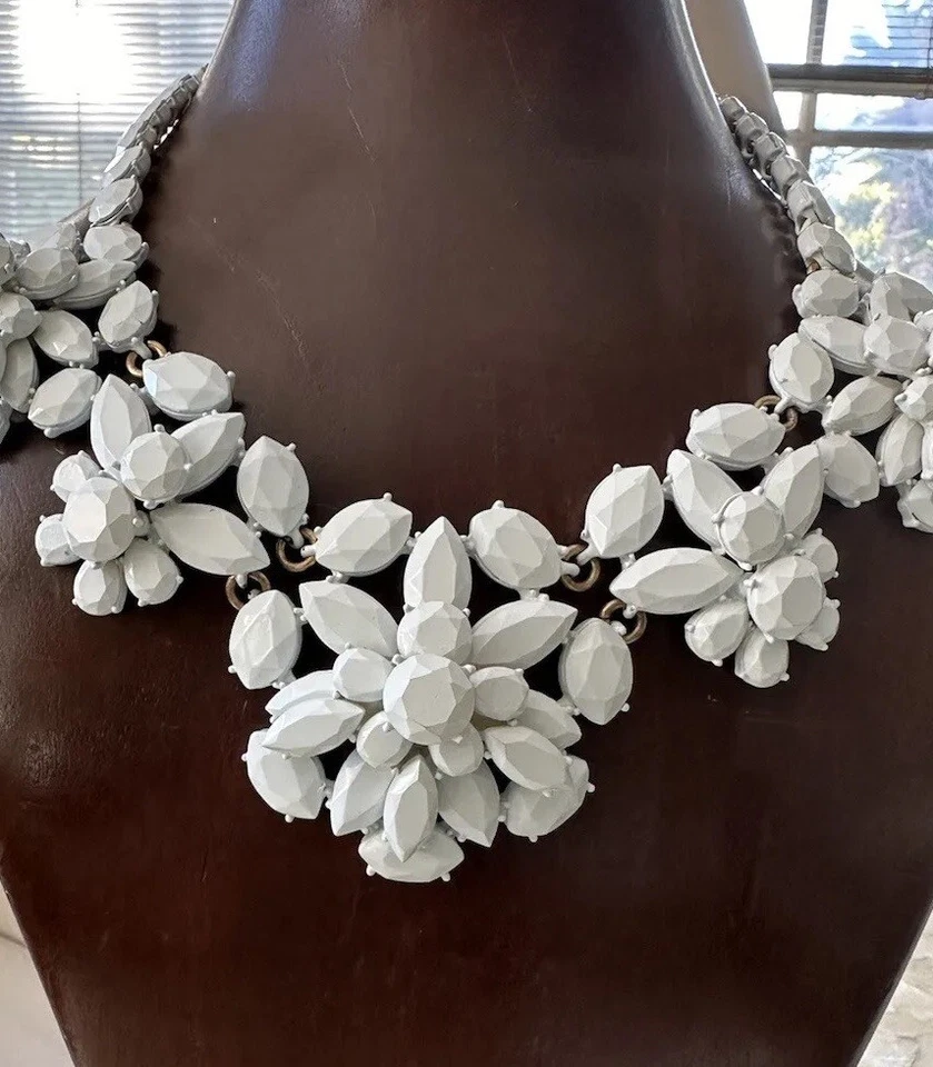 J. Collar Crew Statement Brûlèe Pasarela Grueso Flor Lucita Estrás Blanco Foto 4 de 4