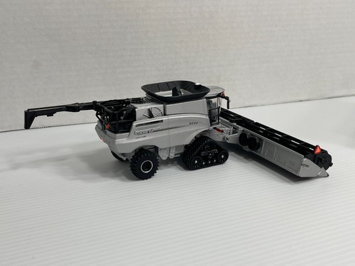 1/64 Scale - ERTL Case IH 8250 Combine (2020 Farm Show Special Silver Edition) - Picture 8 of 15