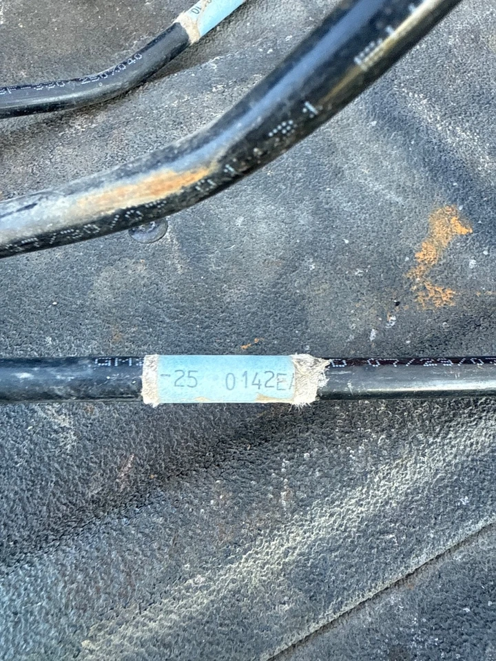 Лот из 2 пластиковых линий выбросов Permblock 2000 - 2005 Chevrolet Impala 25-0141 - Изображение 2 из 4