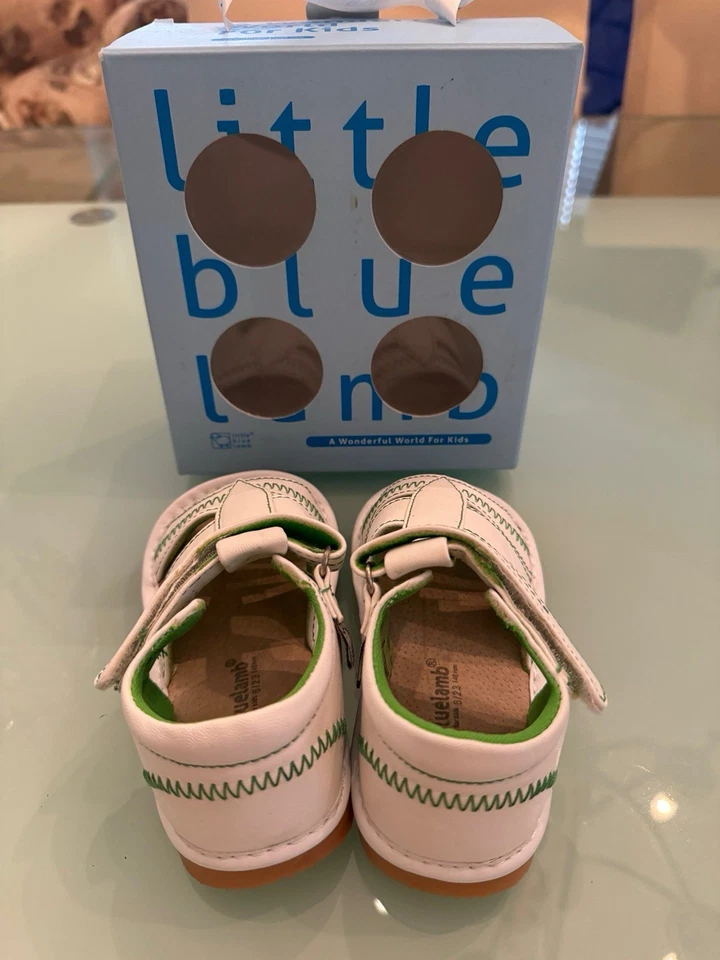Nuevos zapatos LittleBlue Lamb Squeaky (para bebé/niño pequeño/niños) blancos solo talla 6 Foto 2 de 4