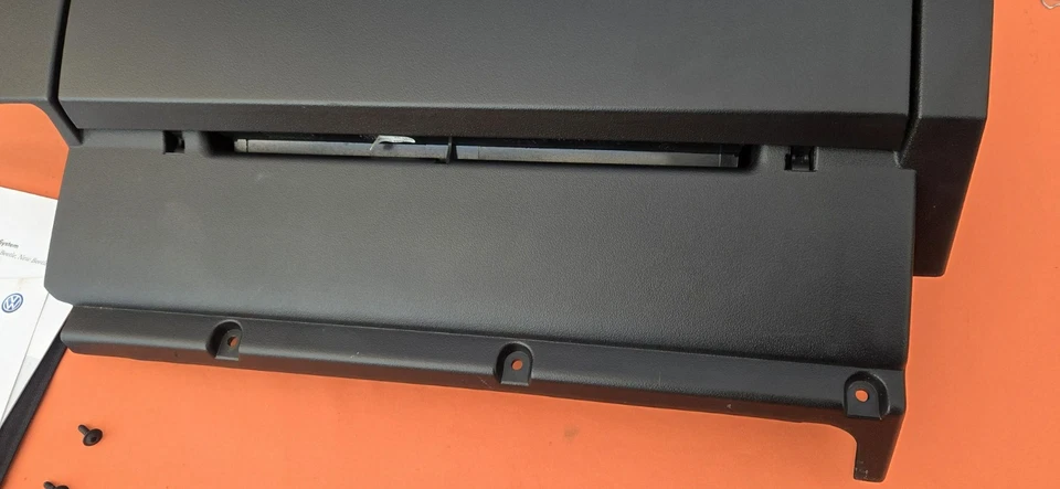 ⭐️OEM 1998 - 2010 VW BEETLE BLACK GLOVEBOX STORAGE w/AUX VOLKSWAGEN GLOVE BOX ⭐️ - Imagem 3 de 4
