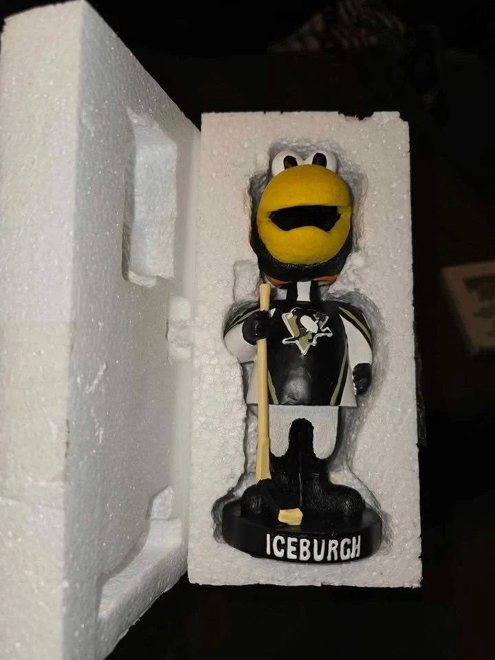 Pittsburgh Penguins Bobblehead NHL Iceburgh Black Jersey Mascot SGA 2003 w/box - Image 2 of 4