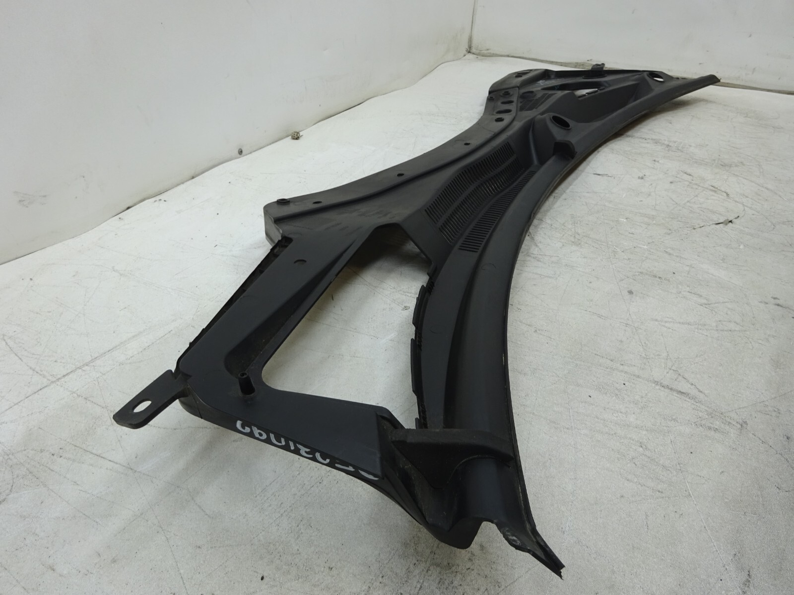 14-17 Maserati Ghibli Windshield Wiper Cowl Panel Trim 670010468 OEM DE231092