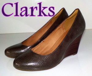 clarks artisan pumps